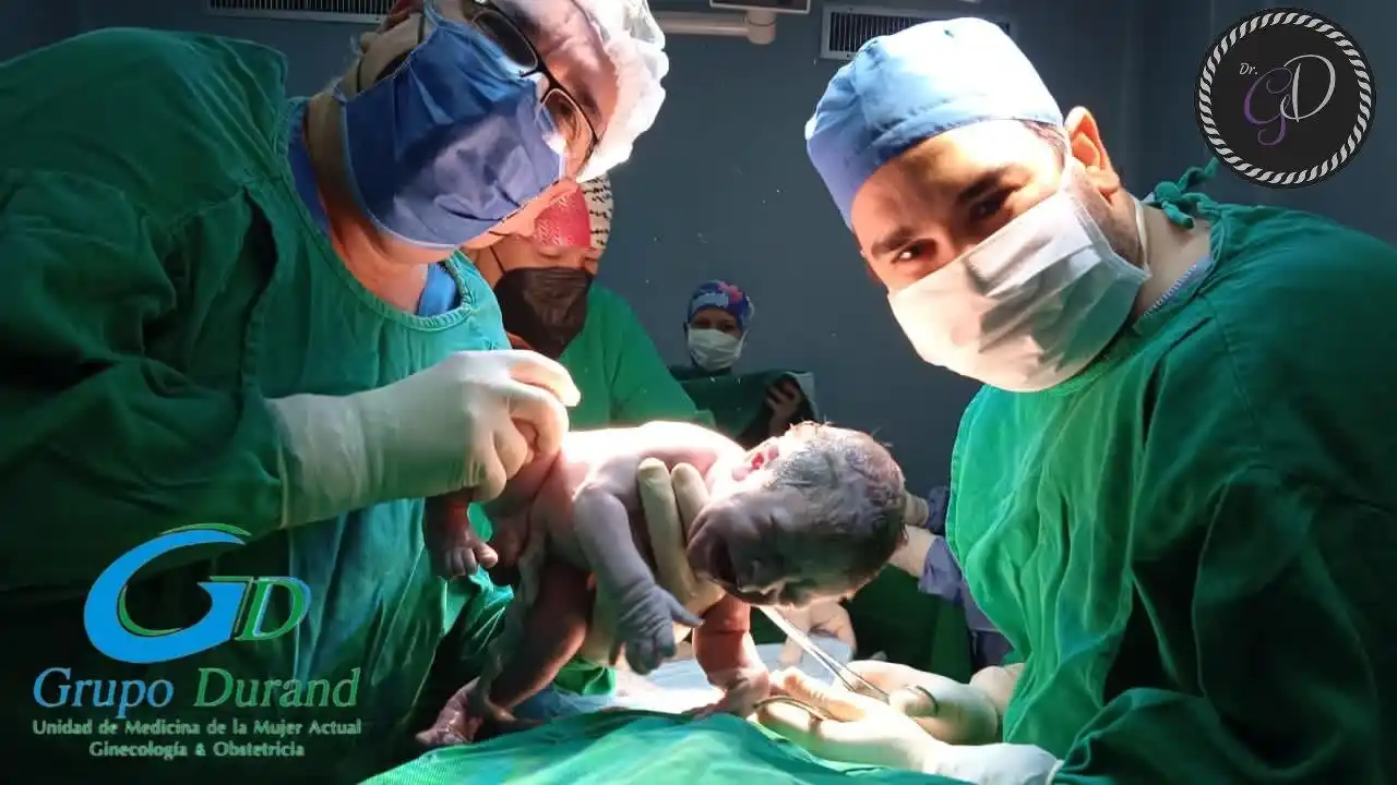 El Dr. Durand recibiendo a un recién nacido en el quirófano